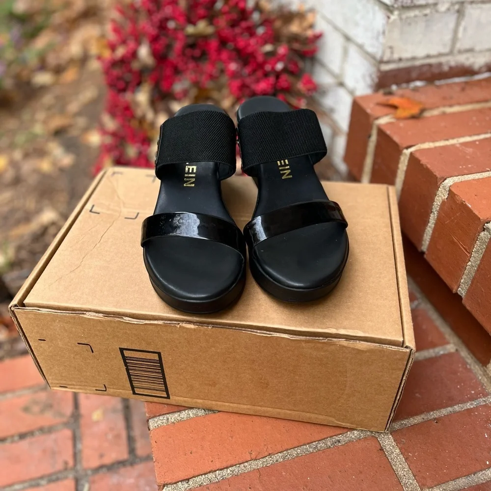 NEW. Ann Kline Black strap open toe heeled sandals NWOT